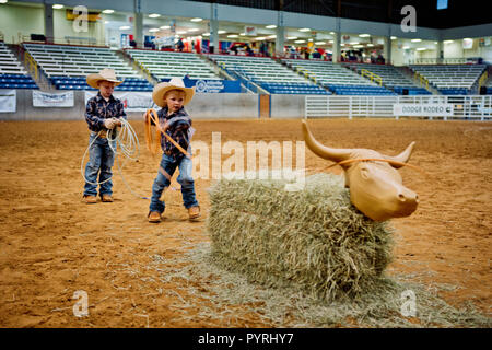 Due giovani ragazzi a competere in un rodeo concorrenza. Foto Stock