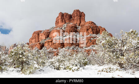 Bell Rock dopo una tempesta di neve vicino a Sedona, in Arizona Foto Stock