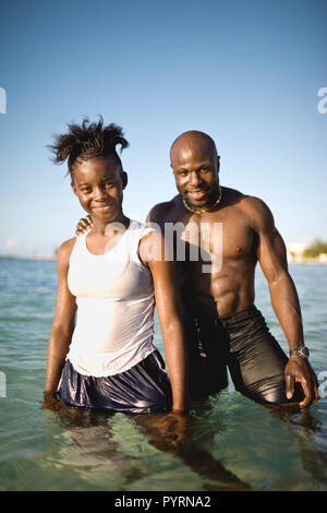 Ritratto di padre e figlia in mare. Foto Stock
