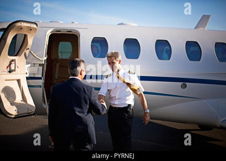 Imprenditore e un pilota in piedi di fronte a un jet privato Foto Stock