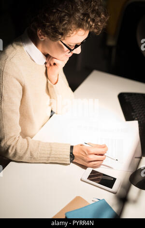 Giovane donna che lavorano di notte Foto Stock