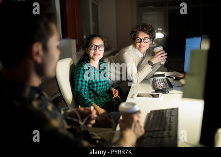 Un gruppo di giovani che lavorano di notte Foto Stock