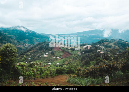 Guatemala campagna appena fuori Antigua Guatemala - verde delle colline di terreni agricoli in America centrale Foto Stock