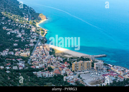 Vista aerea della Vergine Maria Beach nella città di Palermo, Sicilia, Italia. È un piccolo triangolo di sabbia dorata impostato tra le case, dominato dal mas Foto Stock