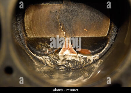 Smontaggio del motore sistema di pistone. Tracce di vite che ha ottenuto per il cilindro del pistone. Impronta digitale filettatura di bullone. Foto Stock