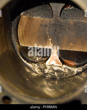 Smontaggio del motore sistema di pistone. Tracce di vite che ha ottenuto per il cilindro del pistone. Impronta digitale filettatura di bullone. Foto Stock