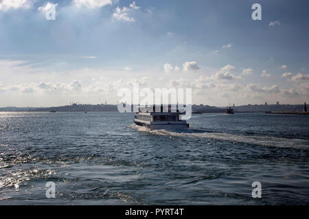 Vista del pubblico traghetto, lo stretto del Bosforo e parte europea di Istanbul in una soleggiata giornata estiva. Foto Stock