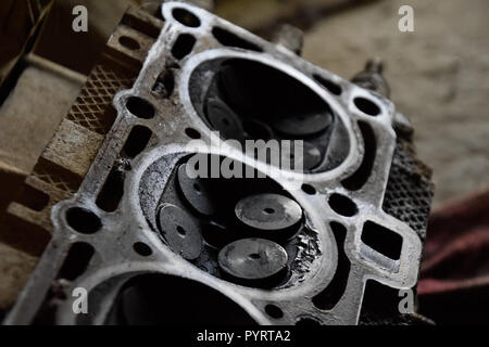 Valvola in un deposito sul coperchio rimosso della valvola motore scatola. Foto Stock