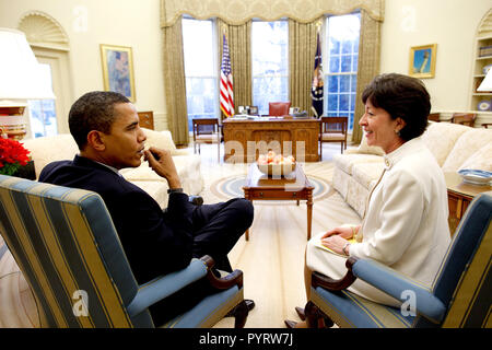 Il presidente Barack Obama incontra con il senatore Susan Collins (R-Maine) nell'ufficio ovale. Collins è stato uno dei tre senatori repubblicani che hanno votato per lo stimolo bill 2/4/09. Foto Stock