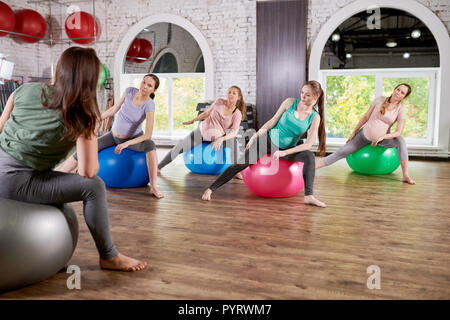 Le donne incinte che esercitano nella classe di fitness Foto Stock