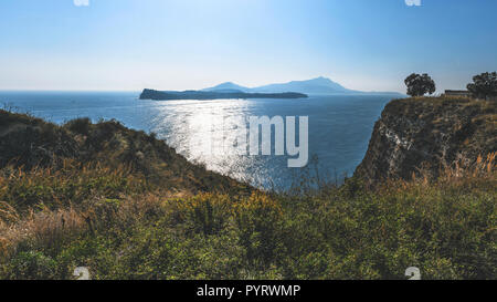 Vista orizzontale prima del tramonto delle isole di Procida-in primo piano-e Ischia in background da Bacoli hill, il sud dell'Italia. Foto Stock