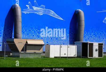 Tubi di ventilazione e gli attuatori sulla parete di un Padiglione espositivo Foto Stock