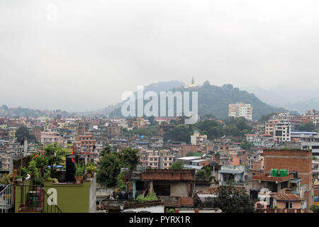 La vista di Swayambhunath Stupa dal tetto in Kathmandu durante il giorno nuvoloso. Preso in Nepal, Agosto 2018. Foto Stock