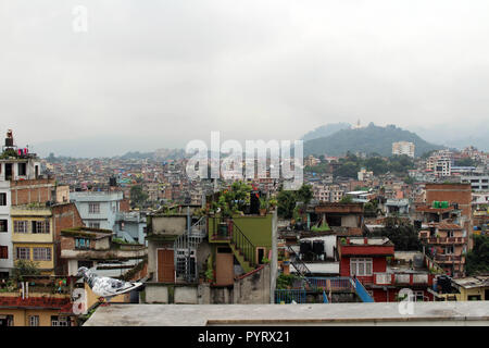 La vista di Swayambhunath Stupa dal tetto in Kathmandu durante il giorno nuvoloso. Preso in Nepal, Agosto 2018. Foto Stock