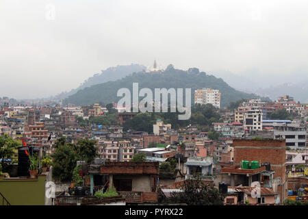 La vista di Swayambhunath Stupa dal tetto in Kathmandu durante il giorno nuvoloso. Preso in Nepal, Agosto 2018. Foto Stock