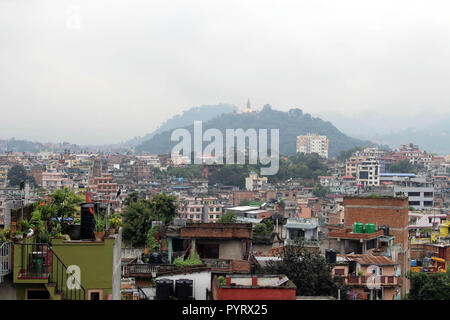 La vista di Swayambhunath Stupa dal tetto in Kathmandu durante il giorno nuvoloso. Preso in Nepal, Agosto 2018. Foto Stock