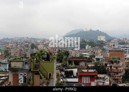 La vista di Swayambhunath Stupa dal tetto in Kathmandu durante il giorno nuvoloso. Preso in Nepal, Agosto 2018. Foto Stock