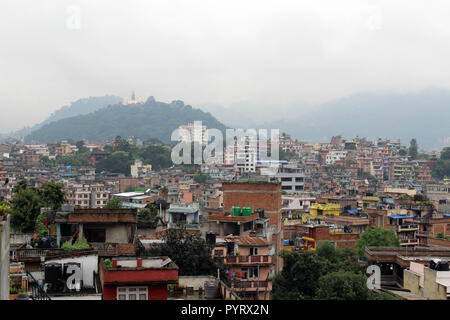 La vista di Swayambhunath Stupa dal tetto in Kathmandu durante il giorno nuvoloso. Preso in Nepal, Agosto 2018. Foto Stock