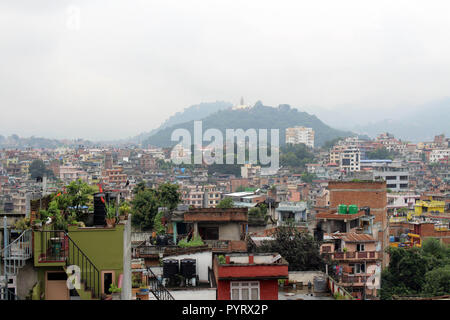 La vista di Swayambhunath Stupa dal tetto in Kathmandu durante il giorno nuvoloso. Preso in Nepal, Agosto 2018. Foto Stock