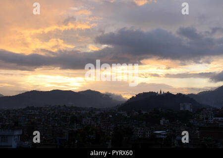 Il romantico tramonto di Swayambhunath Stupa dal tetto a Kathmandu. Preso in Nepal, Agosto 2018. Foto Stock