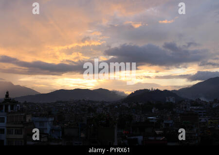 Il romantico tramonto di Swayambhunath Stupa dal tetto a Kathmandu. Preso in Nepal, Agosto 2018. Foto Stock