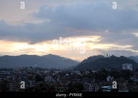 Il romantico tramonto di Swayambhunath Stupa dal tetto a Kathmandu. Preso in Nepal, Agosto 2018. Foto Stock