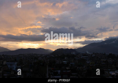 Il romantico tramonto di Swayambhunath Stupa dal tetto a Kathmandu. Preso in Nepal, Agosto 2018. Foto Stock