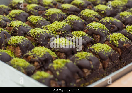 Il baklava turca con pistacchio e cioccolato su un contatore. Close up. Foto Stock