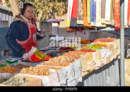 Frutta e dado del venditore nel Mutianyu, a nord di Pechino, Cina Foto Stock