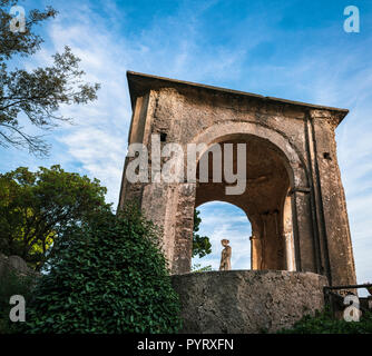 Statua di Ceres in un piccolo tempio del cosiddetto 'infinito terrace" presso la Villa Cimbrone a Ravello, Amalfi Coast, sito UNESCO, Campania, Italia. Foto Stock