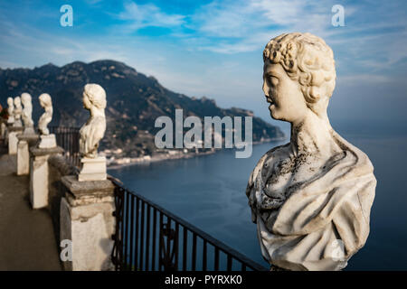 Busti di marmo sul cosiddetto 'infinito terrace" presso la Villa Cimbrone a Ravello, Amalfi Coast, sito UNESCO, Campania, Italia. Foto Stock