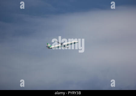 Licciana Nardi, Italia - 25 Ottobre 2018: B-16216 Airbus A321 di EvaAir. il decollo dall aeroporto di Chiangmai a Taipei Taiwan. Foto Stock