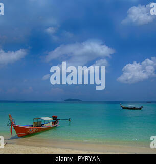 Barche Longtale presso la bellissima spiaggia, Thailandia Foto Stock