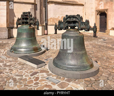 Le campane della chiesa al di fuori Basilica di San Egidio in Bardejov, Slovacchia Foto Stock