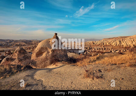 Le formazioni rocciose in spade Valley vicino alla città di Goereme in Cappadocia, Turchia Foto Stock