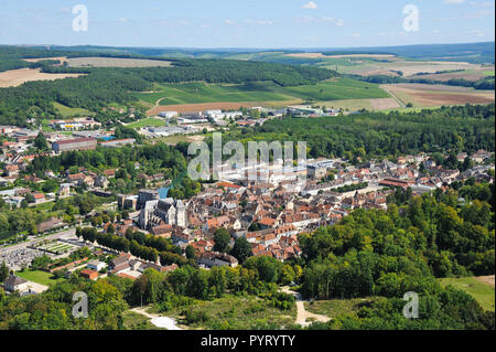 Bar-sur-Seine (Francia nord-orientale): paesaggio rurale, vigneti e il fiume di origine che circonda il villaggio. *** Caption locale *** Foto Stock