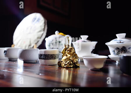 Apparecchi per la cerimonia del tè e la figura Hotei Foto Stock