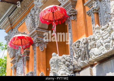 Ombrelloni presso l'entrata di Balai Banjar Ubud Kelod dance hall Foto Stock