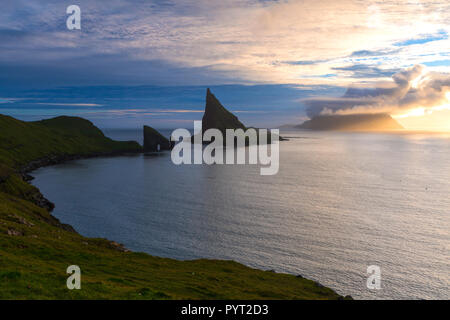 Drangarnir rock visto da verdi colline lungo il sentiero escursionistico, funzionario ministeriale isola, isole Faerøer, Danimarca Foto Stock