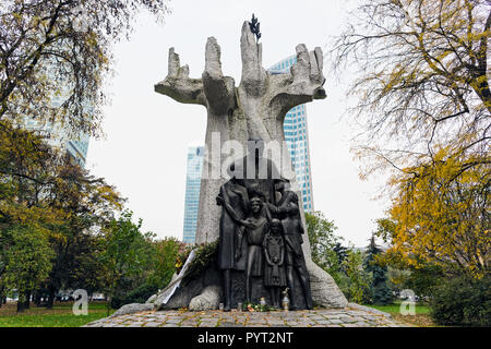 Vista del monumento a Janusz Korczak, un educatore Polish-Jewish, bambini autore e pedagogo, il 20 ottobre 2017 a Varsavia, Polonia Foto Stock