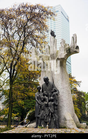 Vista del monumento a Janusz Korczak, un educatore Polish-Jewish, bambini autore e pedagogo, il 20 ottobre 2017 a Varsavia, Polonia Foto Stock