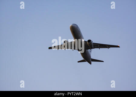 Il piano prende il largo all'alba ad alta velocità. Foto dalla pista. Aeroporto UHHH Khabarovsk-Novy , la Russia. Sukhoi Superjet 100-95B. Foto Stock