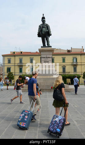 Turismo a piedi attraverso Piazza Vittorio Emanuele II a Pisa, Italia. Foto Stock