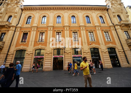Bellissimi edifici antichi lungo Corso Italia - Pisa la principale strada dello shopping. Foto Stock