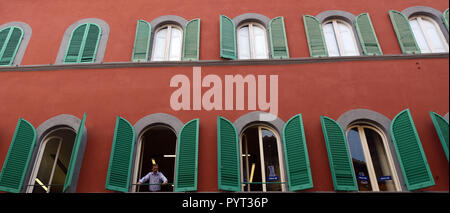 Una bella colorata vecchia costruzione su Corso Italia a Pisa, Italia. Foto Stock