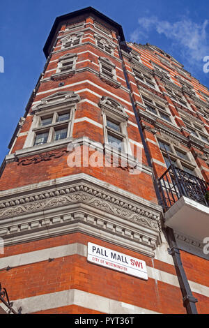 Londra, St James's. L'angolo di Pall Mall e St James Street ; uno dei numerosi grand Pall Mall edifici. Foto Stock