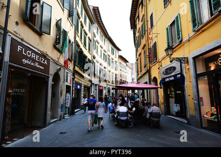 Caffe Italia sul vivace Corso Italia pedestrain street a Pisa, Italia. Foto Stock
