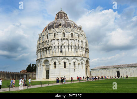 Il Pisa Battistero di San Giovanni in Piazza dei Miracoli a Pisa. Foto Stock