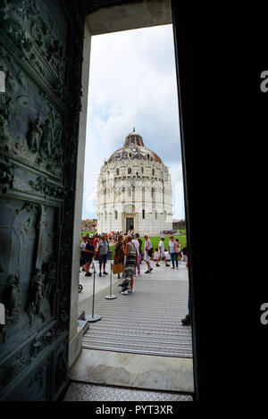 Il Battistero di San Giovanni come si vede dal Duomo di Pisa. Foto Stock