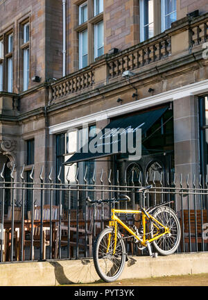 Parte anteriore del Chez Mal ristorante brasserie alla Malmaison Hotel con giallo bicicletta bloccato per ringhiere, Riva, Leith, Edimburgo, Scozia, Regno Unito Foto Stock